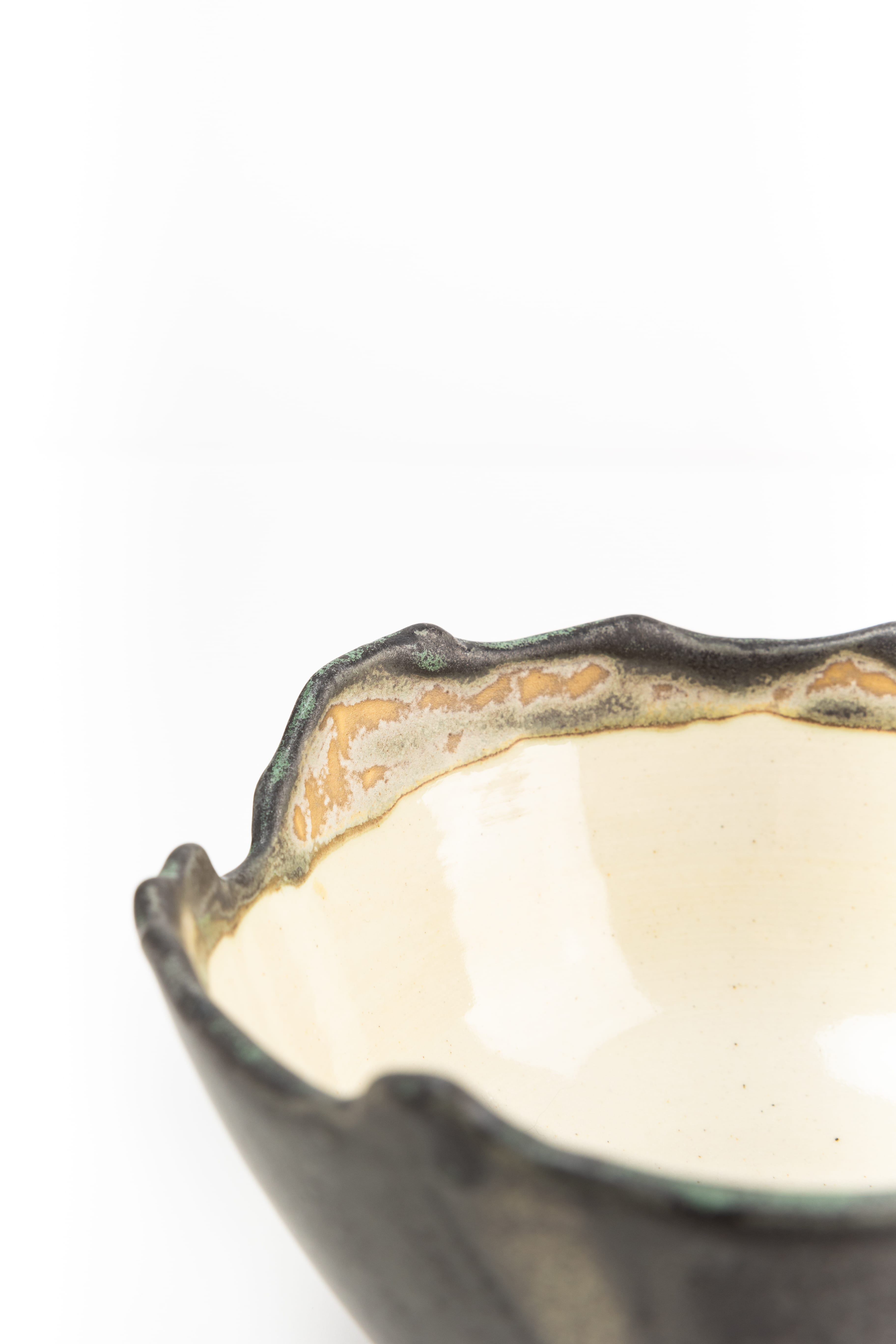 Šedá rozbitá mísa