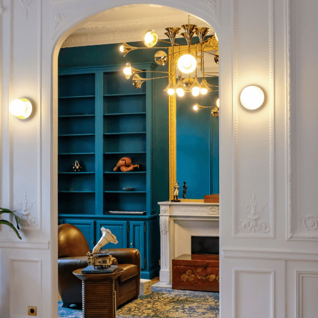 Lustr s trumpetovými botami